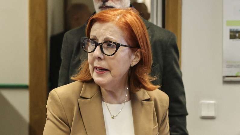 A ministra do Ambiente e Energia, Maria da Graça Carvalho (C), ladeada pelo presidente da Agência Portuguesa do Ambiente (APA), José Pimenta Machado (E), à chegada para a apresentação do balanço sobre a gestão de cheias e a proteção do litoral, na sede da APA, em Lisboa, 04 de fevereiro de 2026.   MANUEL DE ALMEIDA/LUSA