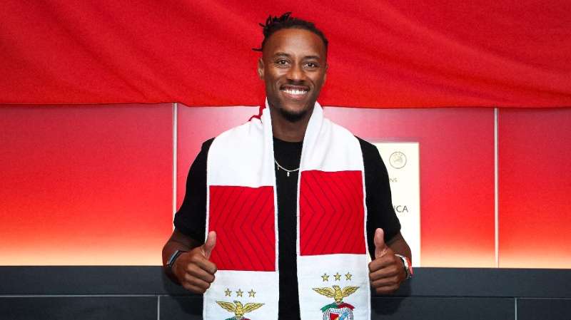 Ala internacional regressa ao Benfica quase uma década e meia depois aos 36 anos depois da passagem pelo Al Nassr