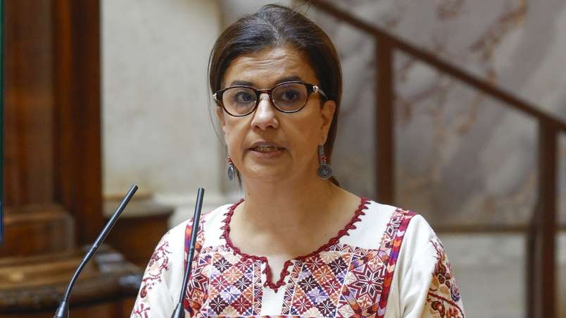 A embaixadora do Estado da Palestina junto da República Portuguesa, Rawan Sulaiman, intervém durante a cerimónia de comemoração do 78.º aniversário da Nakba, na Assembleia da República, em Lisboa, 15 de maio de 2026. A Nakba, a Catástrofe, refere-se à experiência palestiniana de deslocamento forçado, expropriação e perda da pátria, durante a qual cerca de 750 000 palestinianos foram expulsos das suas casas em 1948 e se tornaram refugiados. ANTÓNIO PEDRO SANTOS/LUSA