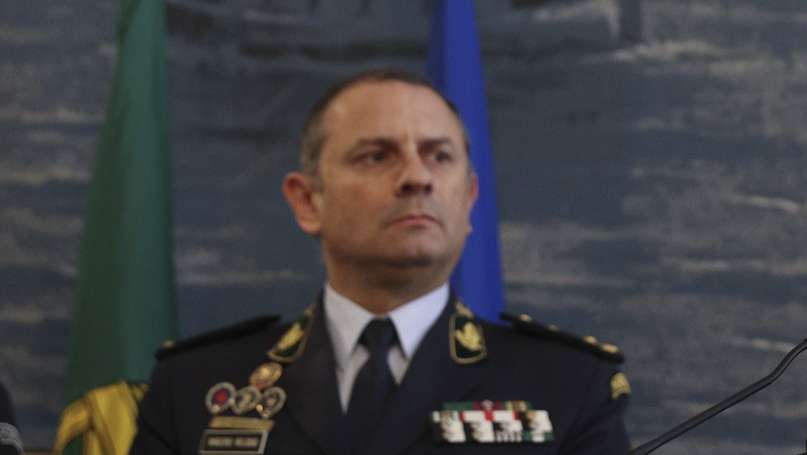 O ministro da Administração Interna, José Luís Carneiro (D), durante a decalaração à comunicação social após a reunião desta manhã com o diretor nacional da Polícia de Segurança Pública (PSP), Barros Correia (E) e com o comandante geral da Guarda Nacional Republicana (GNR) Rui Albertro Veloso (C), no Ministério da Administração Interna, em Lisboa, 4 de fevereiro 2024. Os elementos PSP e da GNR exigem um suplemento idêntico ao atribuído à Polícia Judiciária, estando há mais de três semanas em protestos numa iniciativa de um agente da PSP em frente à Assembleia da República, em Lisboa, que depois se alargou a todo o país. TIAGO PETINGA/LUSA