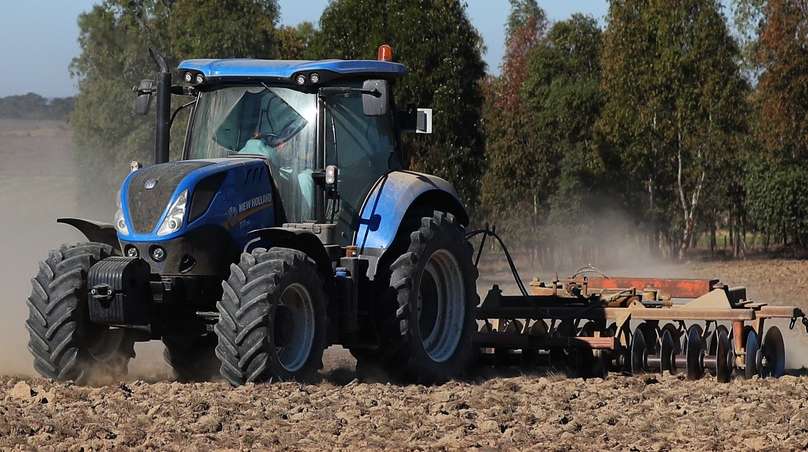 Um trator prepara um terreno para a sementeira, numa propriedade agrícola em Castro Verde, 15 de novembro de 2021. Segundo os agricultores desta região, que abrange os concelhos alentejanos de Castro Verde e Almodôvar e parte dos municípios de Aljustrel, Mértola e Ourique, os custos dos fatores de produção ligados à atividade agrícola têm “disparado” de forma “exorbitante” nos últimos meses e admitirem que a situação está a tornar-se “insustentável”. (ACOMPANHA TEXTO DA LUSA DO DIA 18 DE NOVEMBRO DE 2021). NUNO VEIGA/LUSA