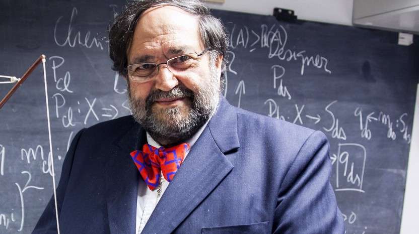 Considerado o pai do primeiro satélite português, o professor catedrático disse que a Medalha de Mérito Científico "homenageia o povo português