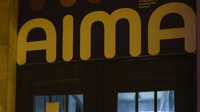 Imigrantes guardam lugar pernoitando em frente à agência da AIMA nos Anjos, Lisboa,16 de outubro de 2025. Cerca de duas dezenas de imigrantes encontravam-se às portas da Agência para a Integração, Migrações e Asilo (AIMA) para guardar a sua vez para serem atendidos.TIAGO PETINGA/LUSA