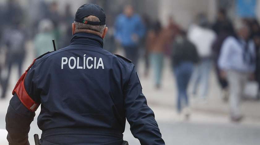 Um agente da Polícia de Sgurança Pública (PSP), patrulha a Praça do Rossio, em Lisboa, 26 de outubro de 2024. Forças de segurança. Agentes de autoridade. Baixa pombalina. ANTÓNIO PEDRO SANTOS/LUSA