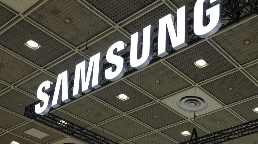 epa12053486 People visit the Samsung Electronics pavilion during the World IT Show 2025 at the Coex convention center in Seoul, South Korea, 25 April 2025. South Korea's largest annual IT show runs under the slogan 'Driving Digital Transformation with AI, Leading the Future with Science and Technology' from 24 to 26 April 2025.  EPA/JEON HEON-KYUN