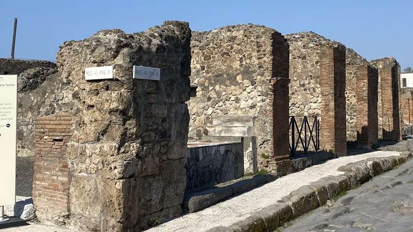 A erupção do vulcão Vesúvio no ano 79 d.C. foi o evento que soterrou as cidades romanas de Pompeia e Herculano, em Itália