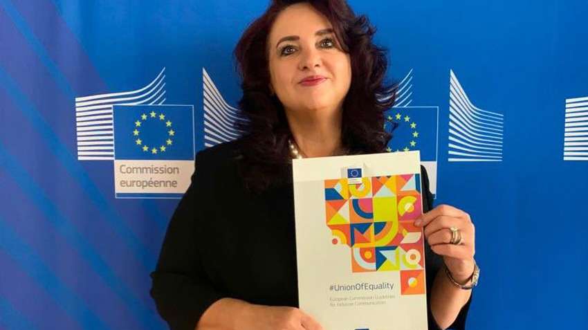 Helena Dalli com o documento com as diretrizes na mão, em outubro