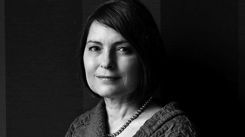 Clara Usón escreveu um romance híbrido, no qual se entrelaçam “pessoas e factos reais com personagens e acontecimentos fictícios”, para assim se construir um retrato vívido e realista do País Basco nos anos 80