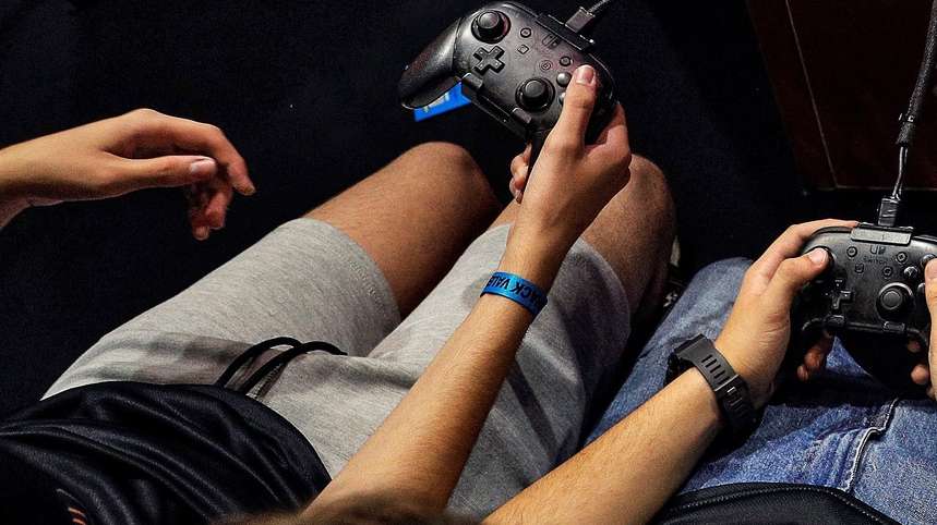 Várias pessoas jogam um videojogo da Nintendo no DreamHack festival, em Valência, Espanha