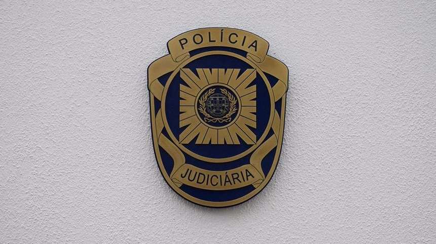 Os Bombeiros Voluntários de Angra do Heroísmo foram chamados ao local e "conseguiram impedir que as chamas se propagassem a mais compartimentos e a outras habitações"