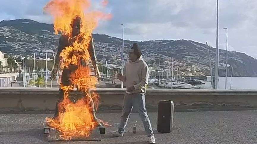 Homem gravou e publicou vídeo a atear fogo na escultura nas redes sociais