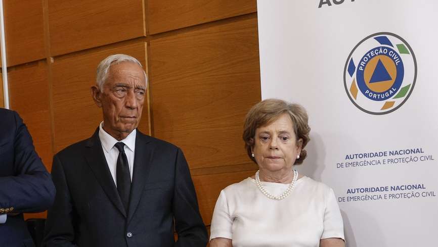 O secretário de Estado da Proteção Civil, Rui Rocha (D), ladeado pelo Presidente da República, Marcelo Rebelo de Sousa (2-E), pelo primeiro-ministro, Luís Montenegro (E) e pela ministra da Administração Interna, Maria Lúcia Amaral (C), intervém durante uma conferência de imprensa após uma reunião na sede da Autoridade Nacional de Emergência e Proteção Civil (ANEPC), para assistir a um ponto da situação sobre os incêndios, em Carnaxide, Oeiras, 15 de agosto de 2025. ANTÓNIO PEDRO SANTOS/LUSA