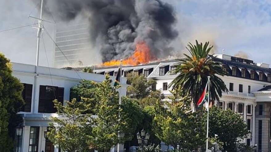 A temperatura no interior dos edifícios onde deflagrou o incêndio é ainda de cerca de 100 graus centígrados