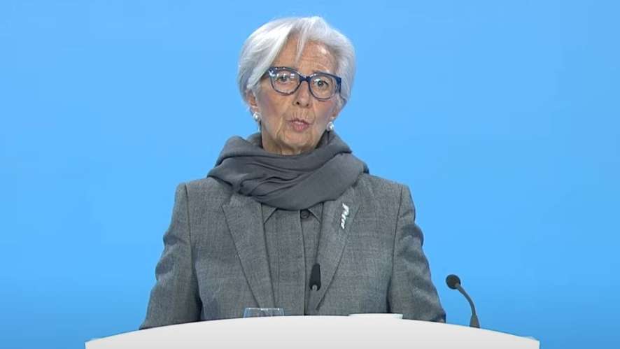Christine Lagarde deu a conferência de imprensa "em modo de recuperação de Covid".