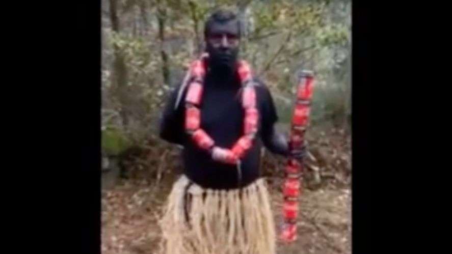 Nos últimos anos, pintar a cara de negro tem sido conotado como um ato racista