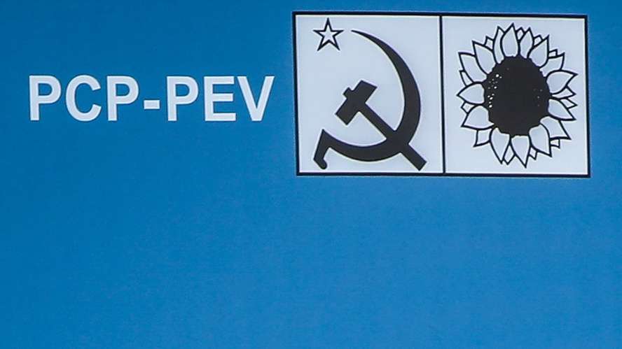 O secretário-geral do PCP, Jerónimo de Sousa (D), acompanhado pelo candidato à Câmara Municipal de Loures, Bernardino Soares (E), participa no encontro com candidatos independentes e apoiantes no âmbito das eleições autárquicas, no parque Major Rosa Bastos, em Loures, 25 de agosto de 2021. MÁRIO CRUZ/LUSA