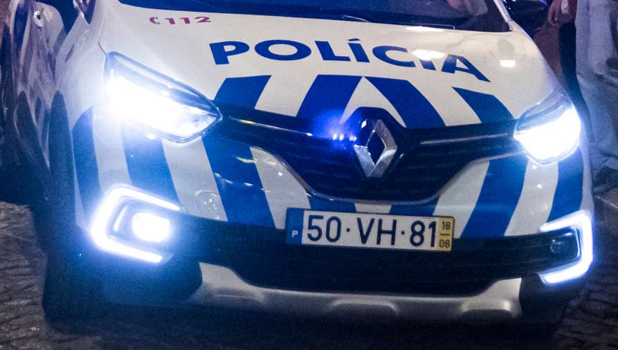 O alerta para a ocorrência foi dado pelas 20h45, para uma fuga de gás num edifício habitacional de 12 andares em Carcavelos