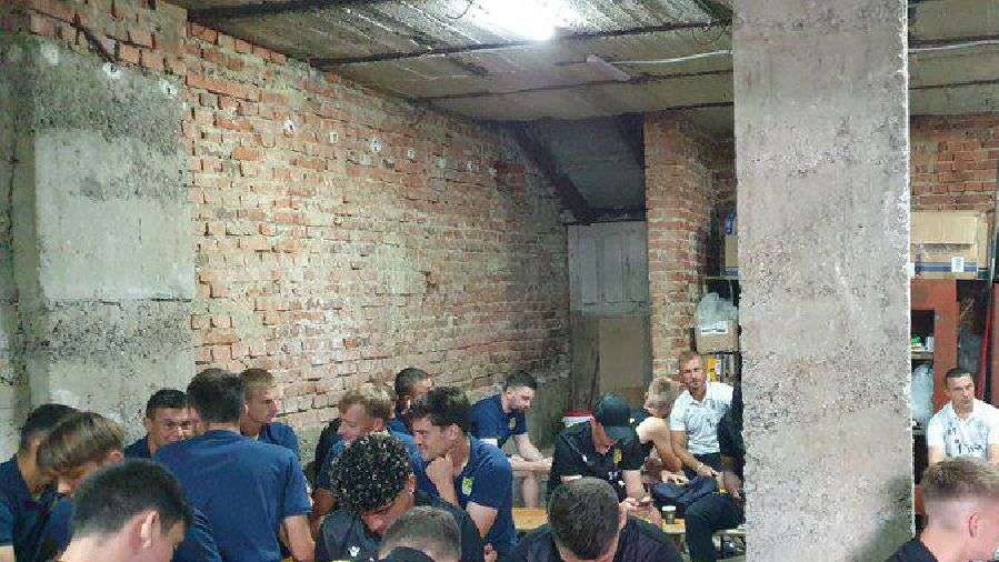 A interrupção do jogo aconteceu numa altura em que a equipa visitante vencia por duas bolas a uma