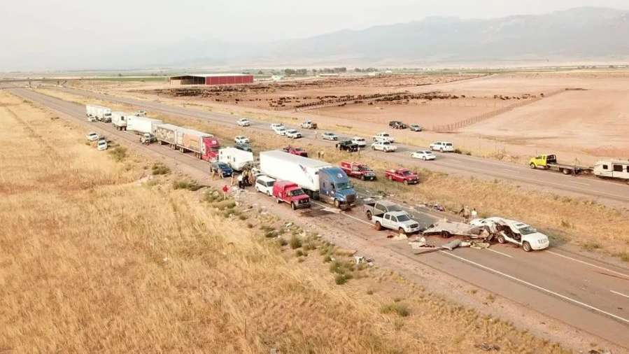 O acidente ocorreu na estrada interestadual 15, que teve de ser cortada nos dois sentidos