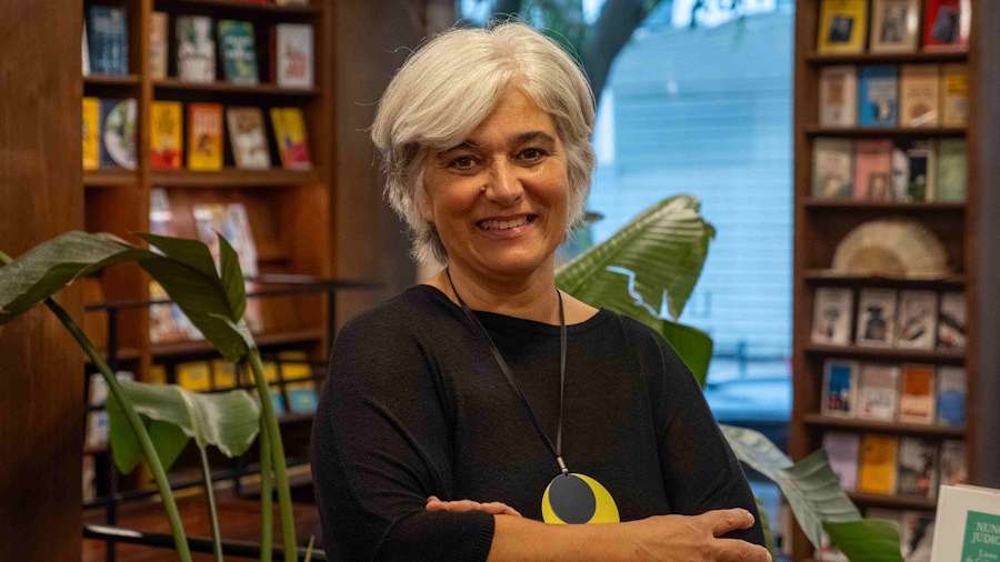 "É também um livro sobre a escrita em si mesma, assim homenageando o patrono do prémio, Nuno Júdice", reflete a editora