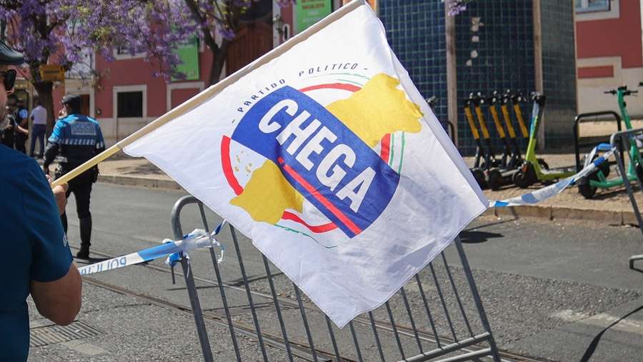 Militantes e simpatizantes do Chega durante o "cerco ao largo do Rato, contra a corrupção e a impunidade do PS", que decorreu junto da sede do Partido Socialista (PS), no Largo do Rato, em Lisboa, 13 de maio de 2023. ANTÓNIO COTRIM/LUSA
