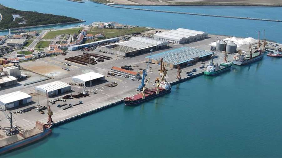 A iniciativa prevê a instalação de três Unidades de Produção para Autoconsumo (UPAC), localizadas no Terminal Norte, no Porto de Pesca Costeira e no Terminal de Granéis Líquidos