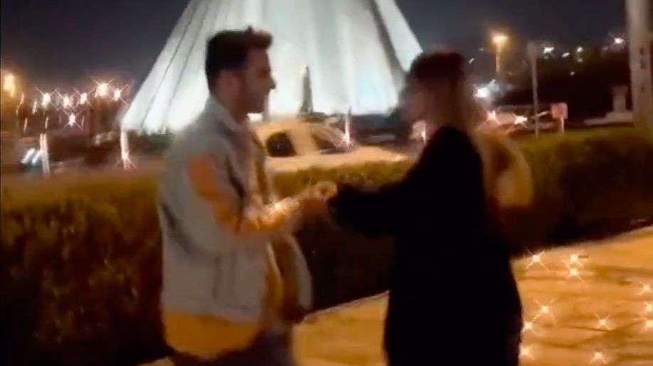 Amir Mohammad Ahmadi e Astiaj Haguigui, de 20 e 21 anos, foram detidos a 1 de novembro pelas autoridades iranianas por gravarem um vídeo na rua a dançar.