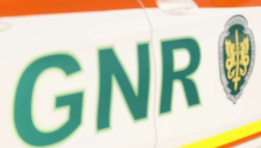 Um agente da Guarda Nacional Republicana (GNR), durante uma ação de fiscalização no âmbito da campanha “Festas MAIs Seguras”, nas portagens do Pinhal Novo, em Setúbal, 30 de dezembro de 2024. ANTÓNIO PEDRO SANTOS/LUSA