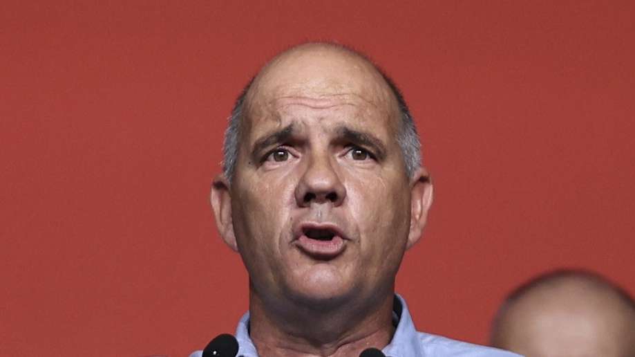 O secretário-geral do Partido Comunista Português (PCP), Paulo Raimundo, intervém durante o comício "Outro rumo para o país. Rejeitar o pacote laboral, a exploração e as injustiças", na Voz do Operário, em Lisboa, 23 de outubro de 2025.  MIGUEL A. LOPES/LUSA