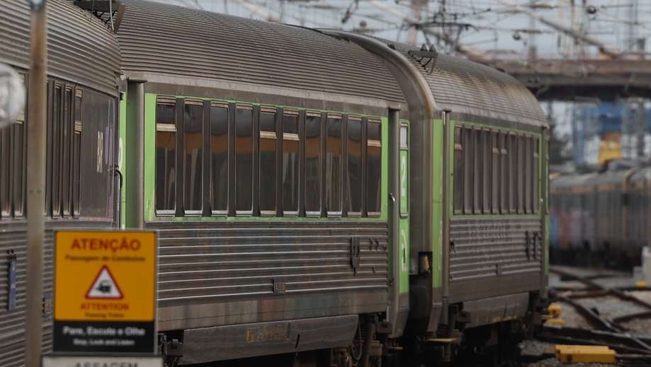 A CP suprimiu 143 comboios dos 249 programados entre as 00:00 e as 08:00 de hoje devido à greve dos trabalhadores da transportadora, segundo um balanço enviado pela empresa à Lusa, Santa Apolónia, Lisboa, 27 de fevereiro de 2023. Os trabalhadores da CP dão hoje início a mais greves, com a transportadora a alertar para “fortes perturbações” até 02 de março, num protesto pelo impasse nas negociações salariais que também envolve a Infraestruturas de Portugal (IP). TIAGO PETINGA/LUSA