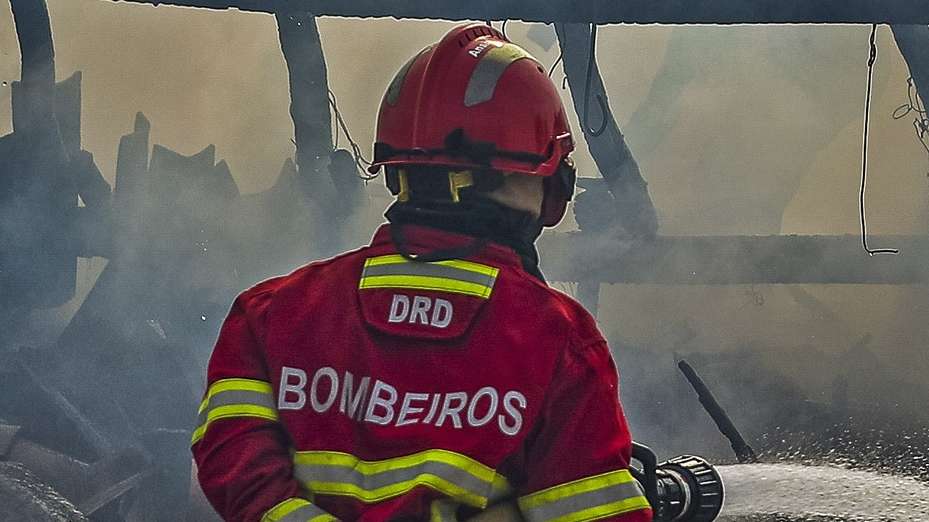 Bombeiros combatem o fogo que destruiu um barracão de lenha junto a uma casa em Macieira, durante o incêndio que começou em Abiul, Pombal, na passada sexta-feira, Macieira, Alvaiázere, 14 de julho de 2022. PAULO NOVAIS/LUSA