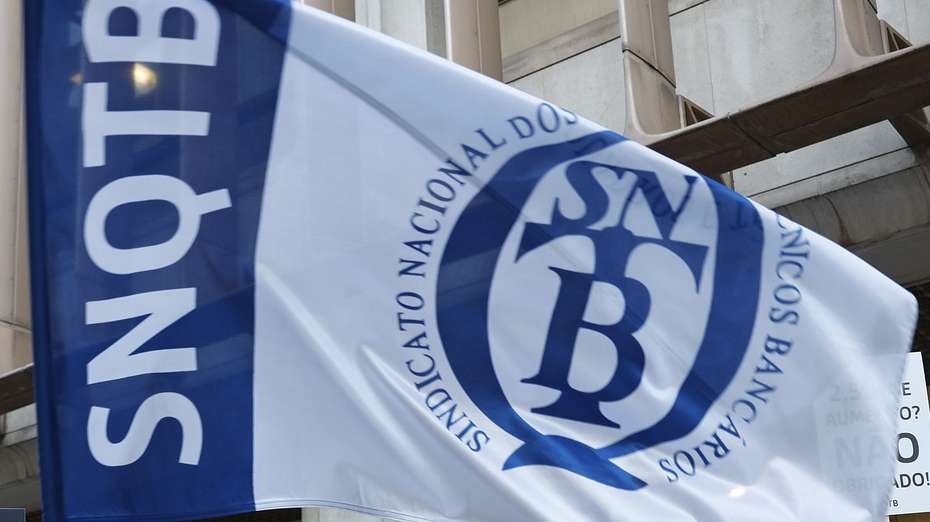 Bancários protestam em frente ao Novo Banco, numa ação organizada pelo Sindicato Nacional dos Quadros e Técnicos Bancários (SNQTB), contra os aumentos salariais propostos pelos bancos para 2023 e a exclusão dos reformados bancários da meia pensão extraordinária decida pelo Governo no final do ano passado, em Lisboa, 12 de janeiro de 2023. ANTÓNIO PEDRO SANTOS/LUSA