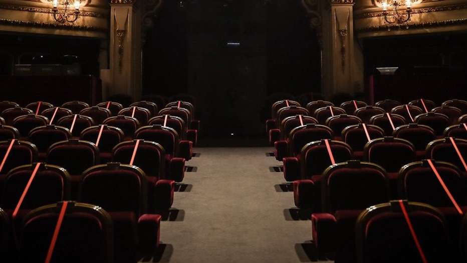 O texto da ópera inclui trechos em papiamentu, negrillo e línguas inventadas baseadas no provençal e catalão