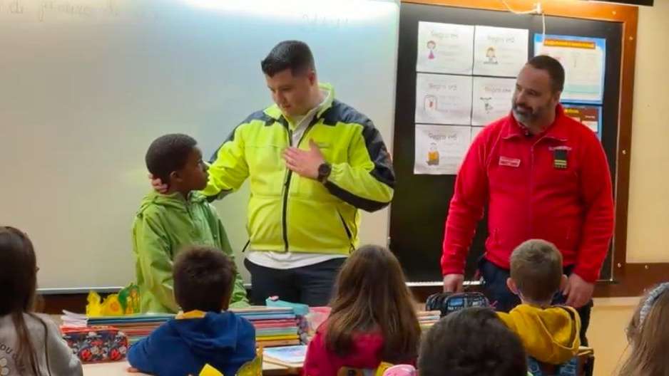 Rodrigo foi surpreendido na escola pelo técnico do INEM que o atendeu, João, e um membro dos bombeiros de Castelo Branco