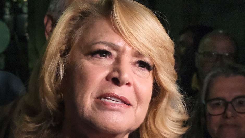A candidata independente à Câmara Municipal de Setúbal, Maria das Dores Meira, fala aos jornalistas após fazer o discurso de vitória com apoiantes na sede de campanha na noite eleitoral das eleições Autárquicas 2025, em Setúbal, 13 de outubro de 2025. Mais de 9,3 milhões de eleitores podem votar nas eleições autárquicas em Portugal, a 12 de outubro de 2025. RUI MINDERICO/LUSA