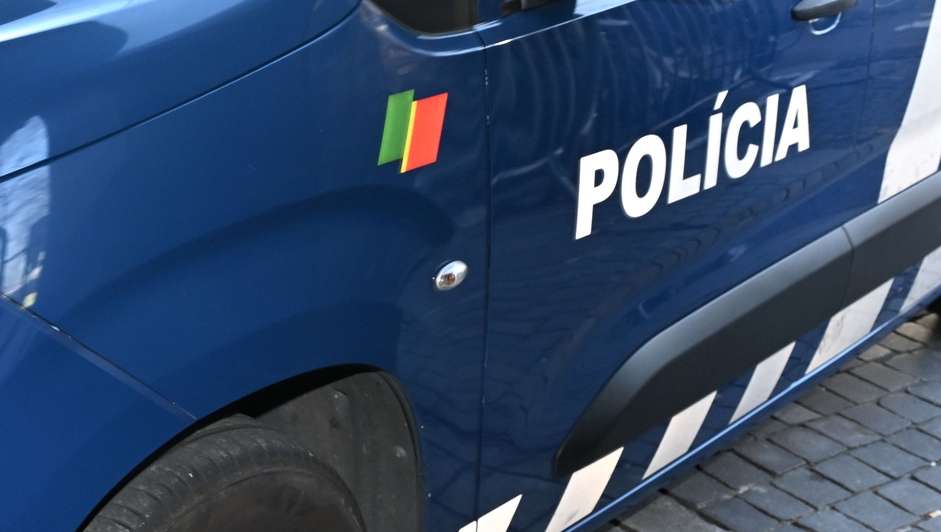 Chegada ao Tribunal de Instrução Criminal (TIC) de veículos celulares da Polícia com alguns de detidos da operação "Pretoriano", no Porto, 02 de fevereiro de 2024. Na passada na quarta-feira, a PSP deteve hoje 12 pessoas, incluindo o líder dos Super Dragões, Fernando Madureira, a sua mulher, Sandra Madureira, vice-presidente da claque, e o oficial de ligação aos adeptos do FC Porto, Fernando Saul, no âmbito de um processo que investiga os incidentes ocorridos durante essa AG. FERNANDO VELUDO/LUSA