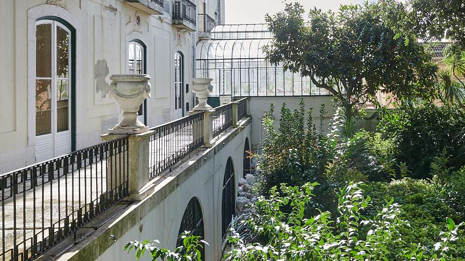 O palácio foi construído na chamada encosta dos Cardais, onde depois de 1755, por iniciativa de Sebastião José de Carvalho e Melo, se reuniu uma “pequena corte” (sic) de grandes comerciantes e altos funcionários régios
