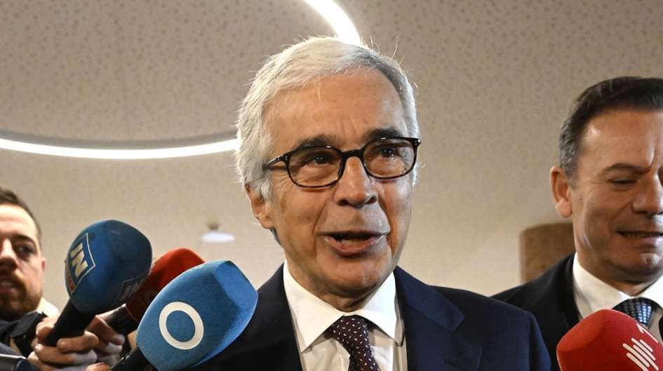 O presidente da Asssembleia da República, José Pedro Aguiar Branco (C), ladeado pelo primeiro-ministro, Luís Montenegro (D), fala aos jornalistas durante a visita ao Presidente da Rapública, Marcelo Rebelo de Sousa, internado no Hospital de São João, no Porto, 2 de dezembro de 2025. O Presidente da República, Marcelo Rebelo de Sousa, operado na segunda-feira a uma hérnia encarcerada, passou bem a noite e poderá ter alta na quarta-feira, se tudo estiver a correr bem, segundo a presidente do Hospital de São João.  FERNANDO VELUDO/LUSA