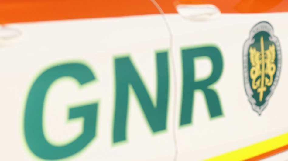 Um agente da Guarda Nacional Republicana (GNR), durante uma ação de fiscalização no âmbito da campanha “Festas MAIs Seguras”, nas portagens do Pinhal Novo, em Setúbal, 30 de dezembro de 2024. ANTÓNIO PEDRO SANTOS/LUSA