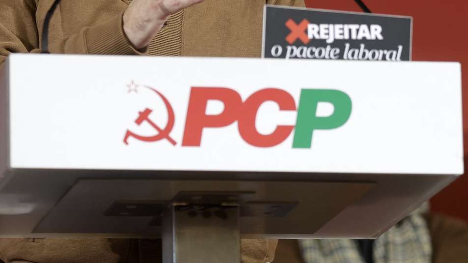 O secretário-geral do Partido Comunista Português (PCP), Paulo Raimundo (E), intervém no comício "Outro Rumo para o País. Rejeitar o pacote laboral, a exploração e as injustiças", na Voz do Operário, que contou com a presença do candidato presidencial do partido, António Filipe (D), Lisboa, 24 de janeiro de 2026. MARCOS BORGA/LUSA