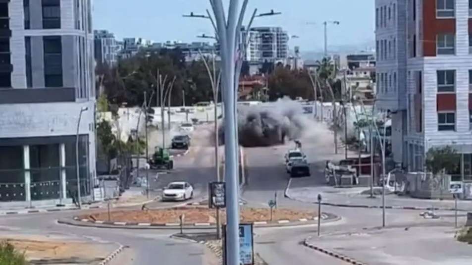 Um peão caminhava no centro de Israel quando a bomba explodiu a poucos metros