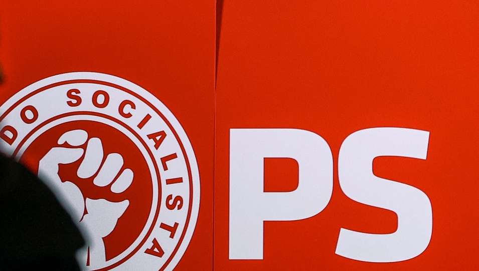 O secretário-geral do Partido Socialista (PS), António Costa (E), conversa com o presidente do PS, Carlos César (C), durante a reunião da Comissão Nacional do PS, para análise da situação política nacional, em Coimbra, 14 de janeiro de 2023. PAULO NOVAIS/LUSA