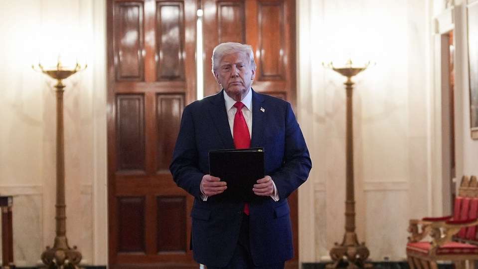 epa12033992 US President Donald Trump arrives for the Commander-in-Chief Trophy Presentation to the Navy Midshipmen - the United States Naval Academy, in the East Room at the White House in Washington, DC, USA, on 15 April 2025.  EPA/Yuri Gripas / POOL