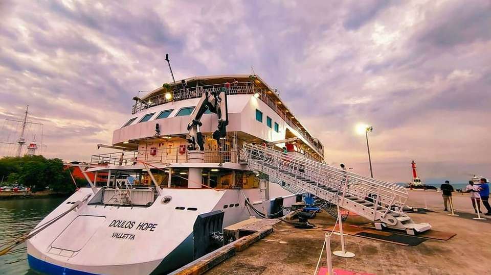 Navio funciona como uma biblioteca e livraria flutuante e percorre portos de vários países