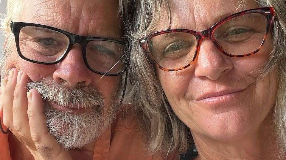 O casal Brian e Lynette Hooker numa imagem publicada pelo marido no Facebook onde comunicou o desaparecimento da mulher