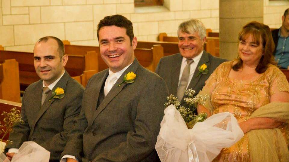 O irmão Shaul (esquerda), Francis Gonçalves, o pai Basil e a mãe Charmagne numa imagem partilhada por Francis no Facebook