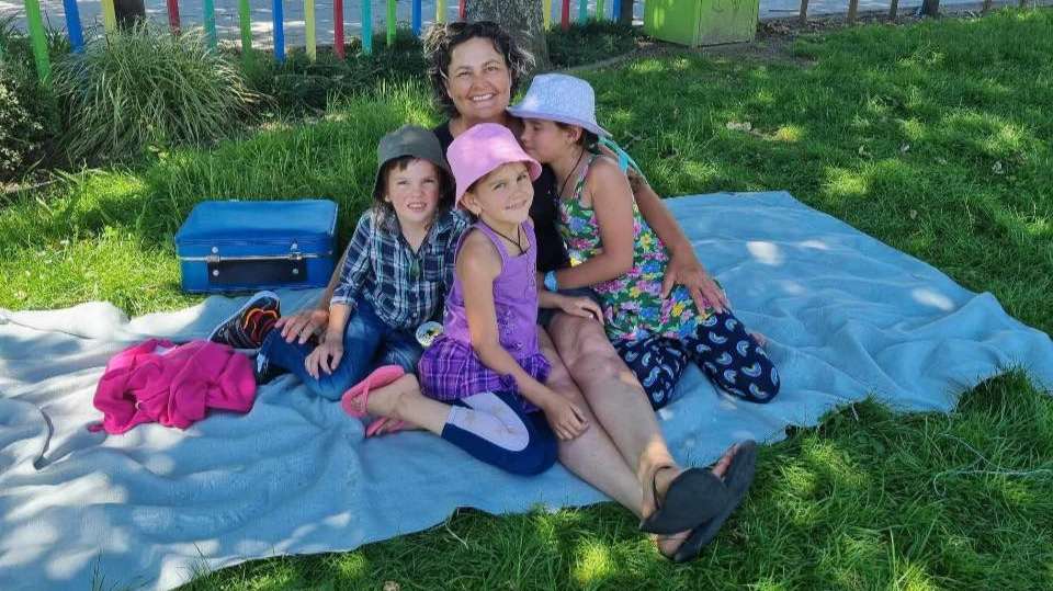 Fotografia das três crianças desaparecidas com a mãe