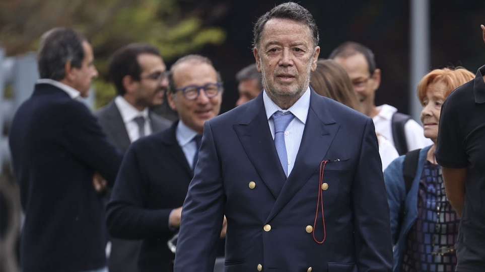 O antigo ministro da Economia e arguido no julgamento do processo EDP, Manuel Pinho (E), à entrada para o julgamento no Campus de Justiça, em Lisboa, 13 de outubro de 2023. O julgamento do processo EDP tem como arguidos o antigo presidente do BES, Ricardo Salgado, o ex-ministro da Economia Manuel Pinho e a mulher, Alexandra Pinho. ANDRÉ KOSTERS/LUSA