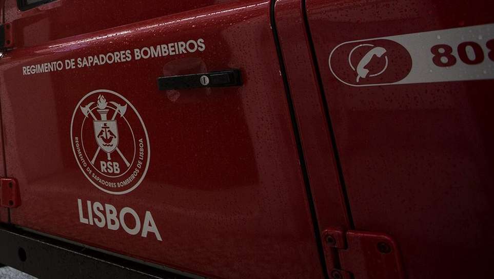 O fogo, que deflagrou pouco depois das 17h00 ficou dominado em 20 minutos