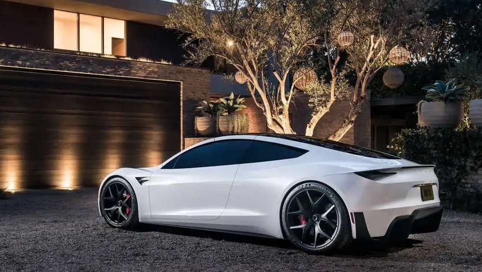 Será desta que a Tesla começa a entregar o Roadster? A marca anunciou que tanto a versão de série como a "voadora" serão reveladas ainda em Agosto